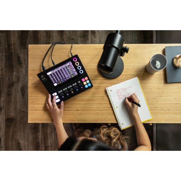 MACKIE DLZ Creator XS kompakt digitális tartalomkészítő és streaming keverő